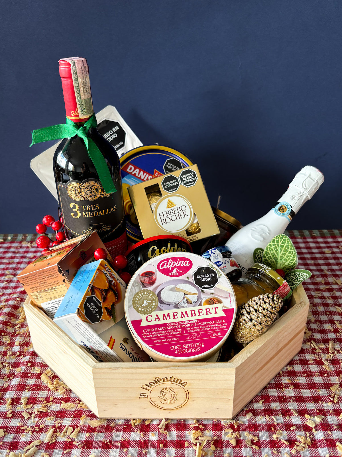 Gourmet Tres Medallas: bandeja octagonal de madera con vino Santa Rita 3 Medallas, JP Chenet, jamón serrano, mejillones y té Twinings