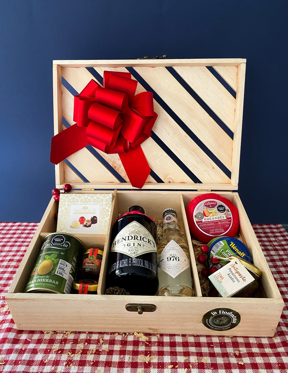 Ancheta Gift Box Hendrick's: caja de madera con gin Hendrick's, agua tónica, queso holandés y aceitunas