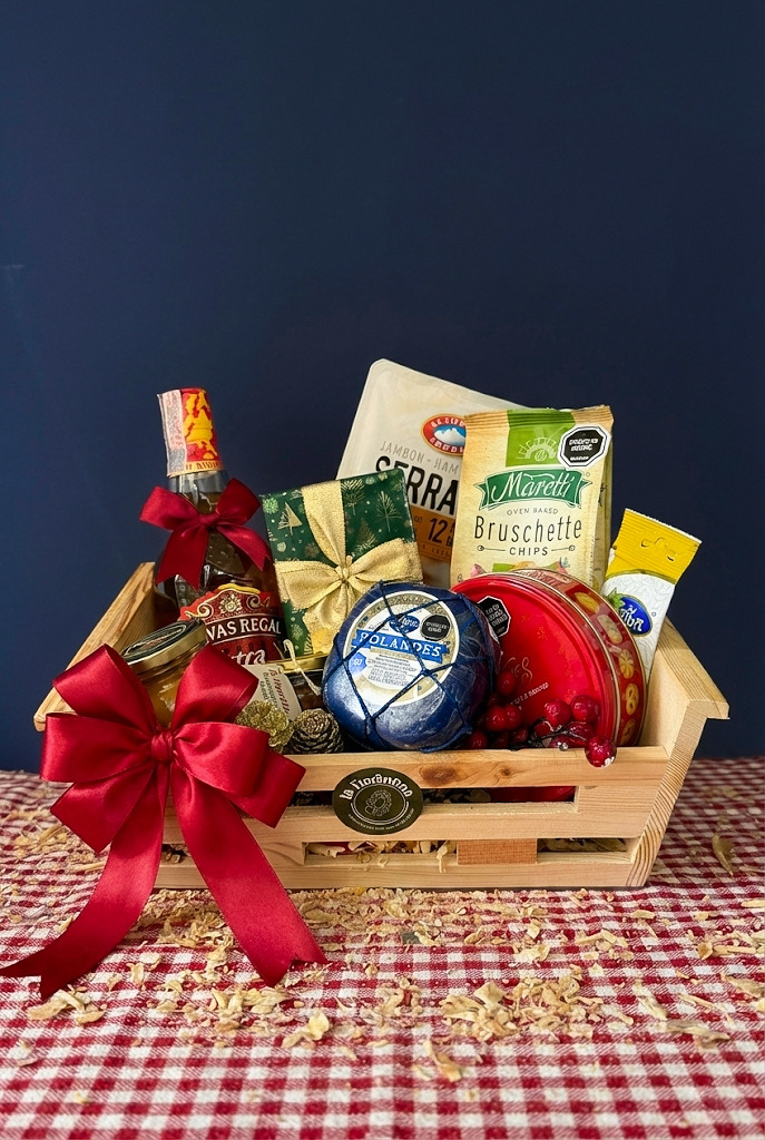 Trineo Chivas: canasta de madera con whisky Chivas Regal Extra 13 años, jamón serrano, queso holandés y chocolates Delafaille