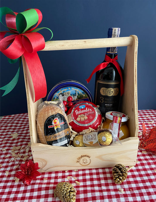 Ancheta Cena Navideña: canasta de madera con vino Santa Rita 3 Medallas, pavito o pernilito, queso holandés y salsa de ciruelas