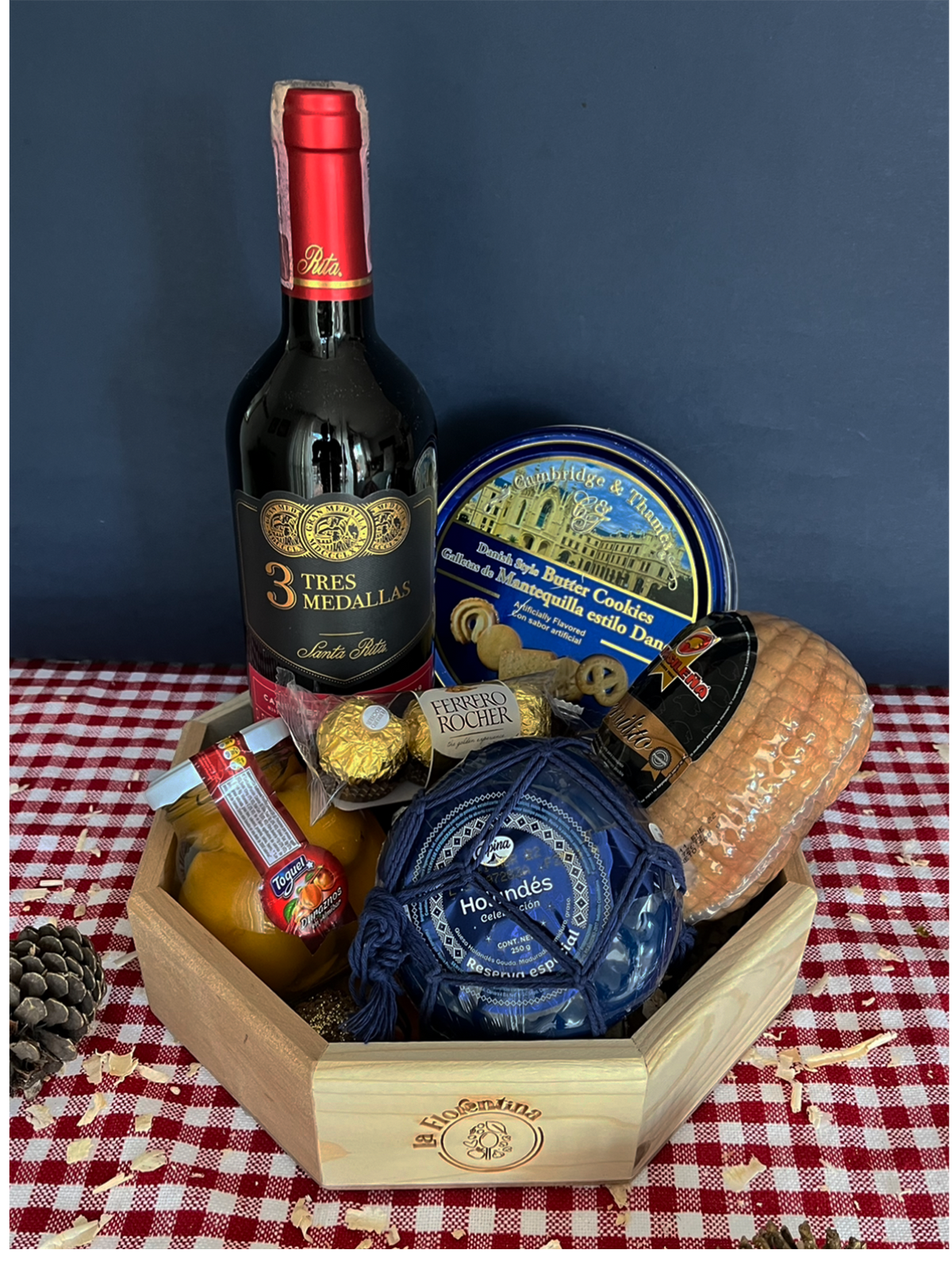 Cena Navideña Octagonal: bandeja octagonal de madera con vino Santa Rita 3 Medallas, pavito o pernilito, queso holandés y salsa de ciruelas