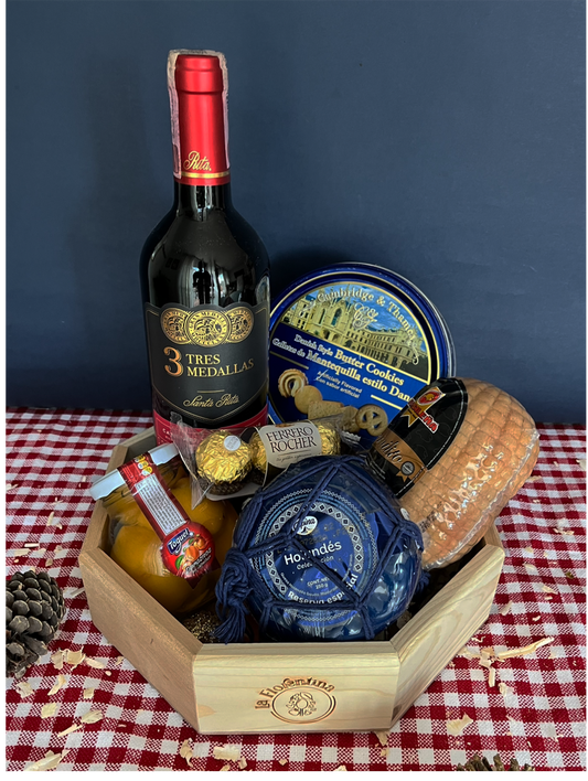 Cena Navideña Octagonal: bandeja octagonal de madera con vino Santa Rita 3 Medallas, pavito o pernilito, queso holandés y salsa de ciruelas