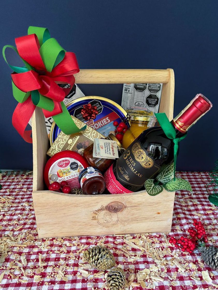 Canasta Alegría Premium: canasta de madera con vino Santa Rita 3 Medallas, jamón serrano español, queso holandés, trufas y galletas danesas