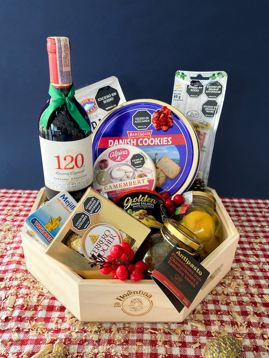 Celebración Gourmet: bandeja octagonal de madera con vino Santa Rita, jamón serrano, salami, mejillones en escabeche y queso holandés