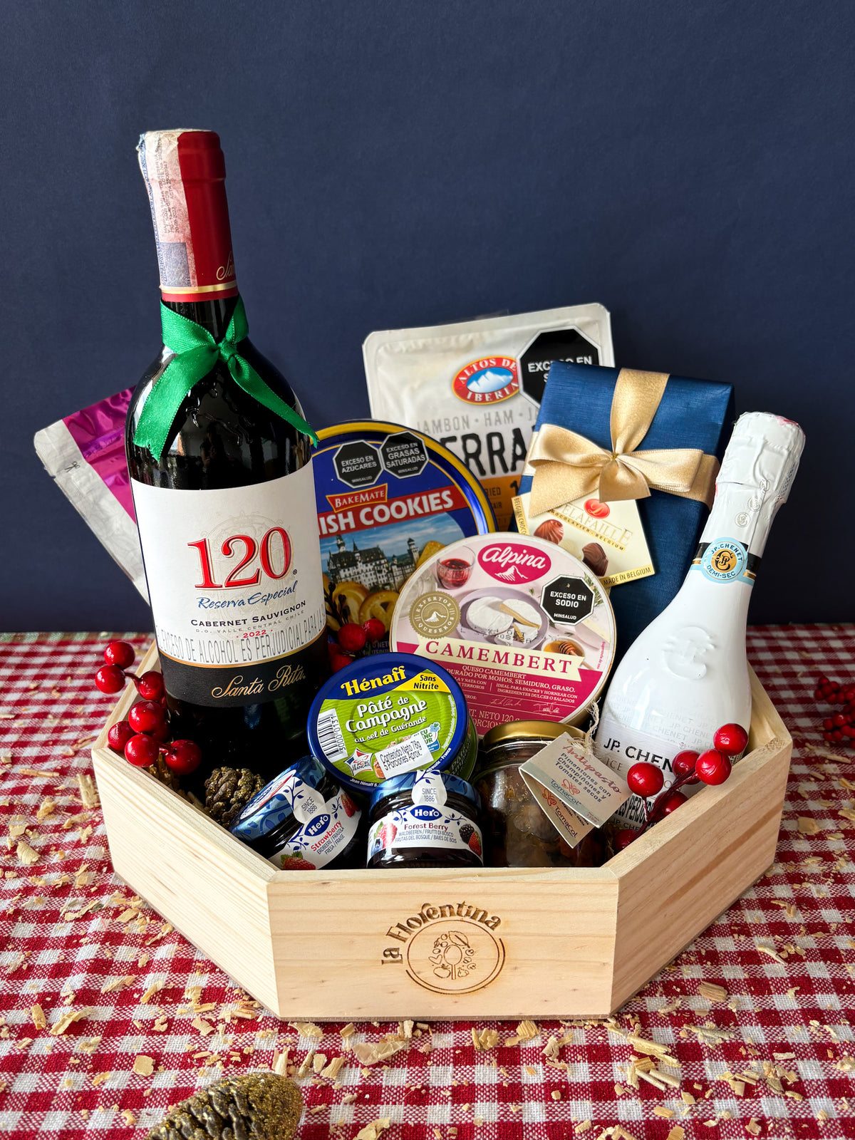 Gourmet JP Chenet: bandeja octagonal de madera con vino Santa Rita, JP Chenet, jamón serrano, queso holandés y paté Henaff