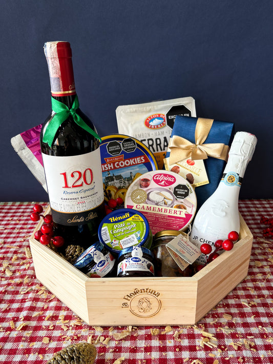 Gourmet JP Chenet: bandeja octagonal de madera con vino Santa Rita, JP Chenet, jamón serrano, queso holandés y paté Henaff