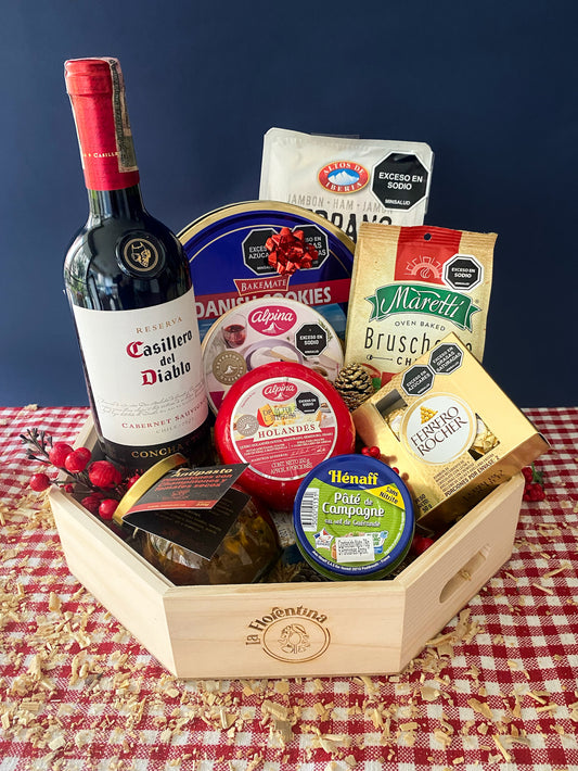 Ancheta Selecta: bandeja octagonal de madera con vino Casillero del Diablo, quesos, jamón serrano, paté francés y trufas