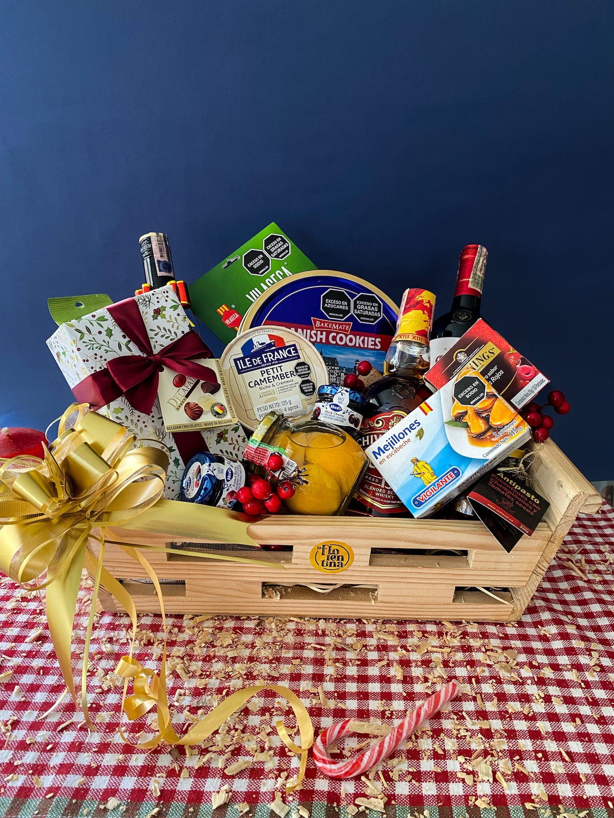 Ancheta Trineo Premium: canasta trineo de madera con whisky Chivas Regal, crema de whisky Baileys, vino Gato Negro, chocolates Delafaille y jamón serrano