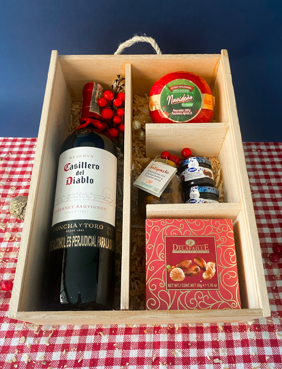 Vinera Casillero Christmas: caja vinera de madera con vino Casillero del Diablo, queso holandés, chocolates y antipasto