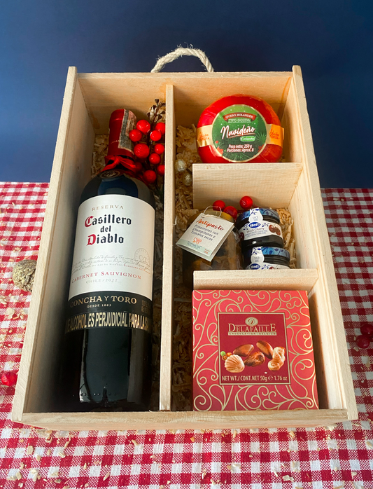 Vinera Casillero Christmas: caja vinera de madera con vino Casillero del Diablo, queso holandés, chocolates y antipasto