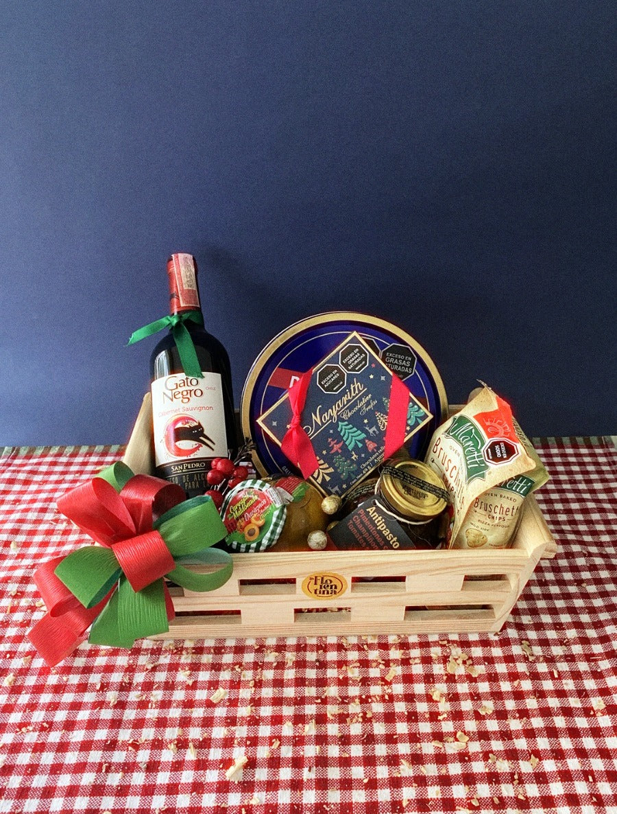 Trineo Gato Negro: canasta trineo de madera con vino Gato Negro, queso holandés, trufas Nayarith, galletas danesas y antipasto