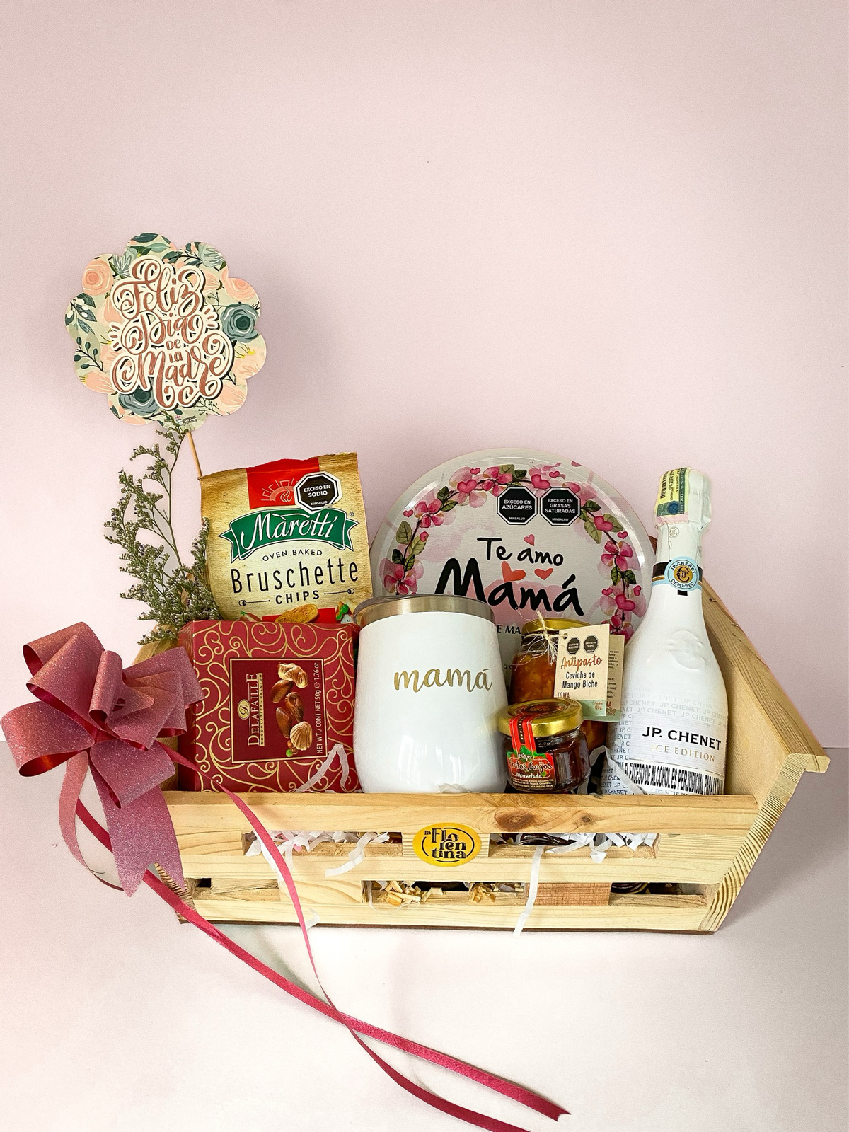 Ancheta Trineo Mamá: canasta trineo de madera con JP Chenet, galletas de mantequilla, bruschette, chocolates y vaso térmico