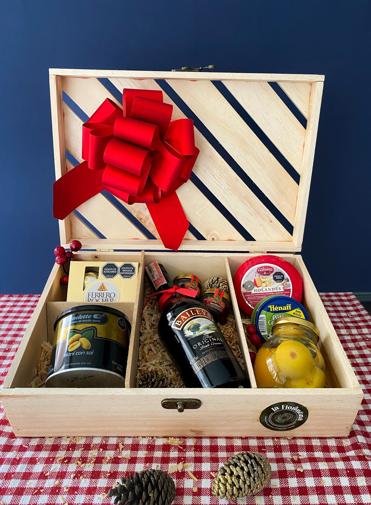 Ancheta Gift Box Baileys: caja de madera con herraje, crema de whisky Baileys, queso holandés, paté francés y chocolates