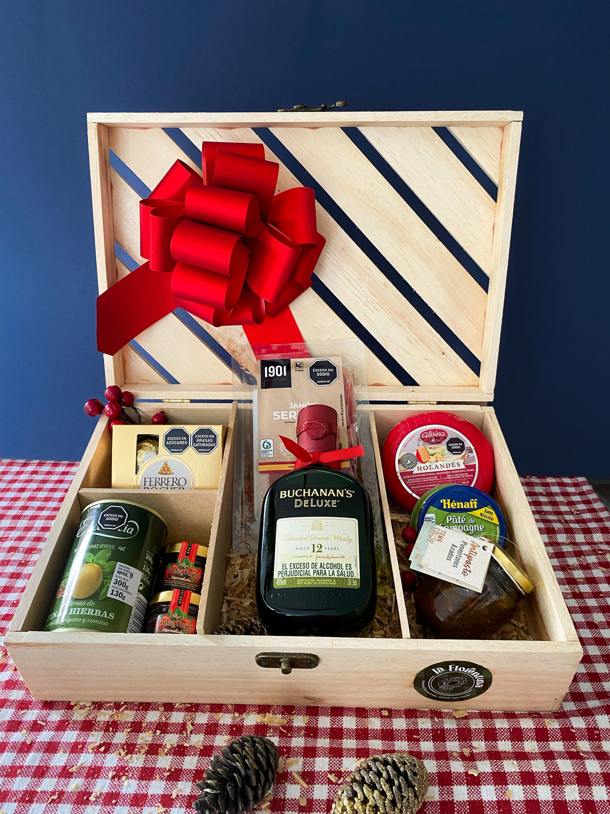 Ancheta Gift Box Buchanan's Gourmet: caja de madera con whisky Buchanan's, jamón serrano, queso holandés, paté francés y aceitunas