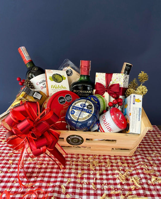 Trineo Premium Christmas: canasta trineo de madera con whisky Buchanan's, vino Gato Negro, crema de whisky Baileys, jamón serrano y chocolates Delafaille