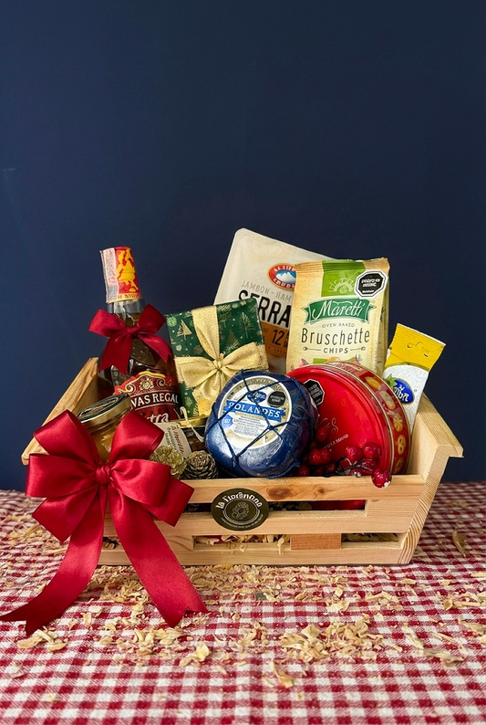 Trineo Chivas: canasta de madera con whisky Chivas Regal Extra 13 años, jamón serrano, queso holandés y chocolates Delafaille