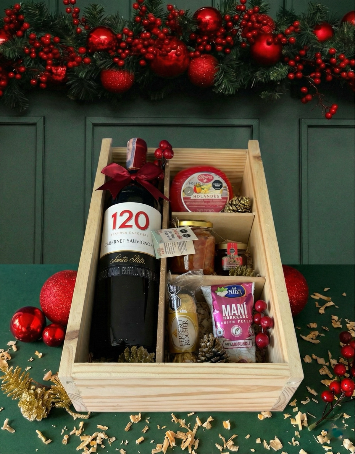 Vinera Santa Rita 120: caja vinera de madera con vino Santa Rita 120, queso holandés, almendras con sal marina y Ferrero Rocher
