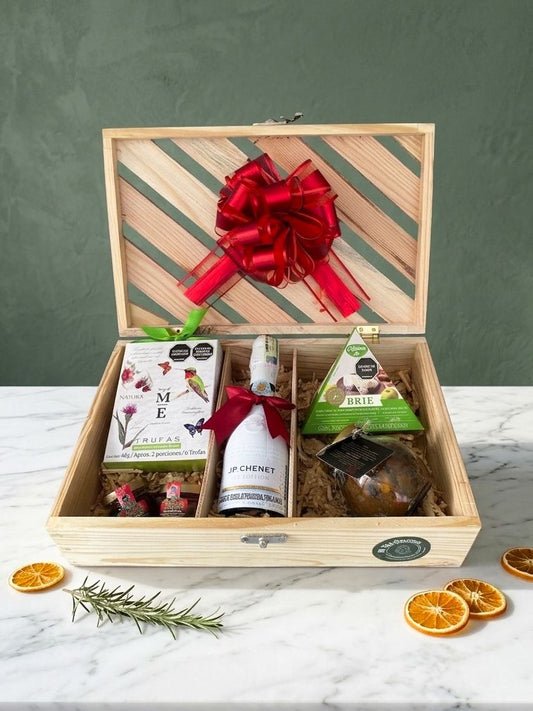 Ancheta Box JP Chenet: caja de madera con vino espumoso JP Chenet, queso brie, antipasto, trufas Maria Elisa y mini mermeladas