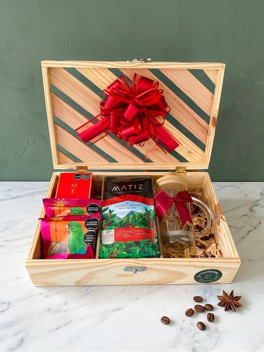Ancheta Café de la Mañana: caja de madera con café Matiz, prensa francesa, trufas y galletas