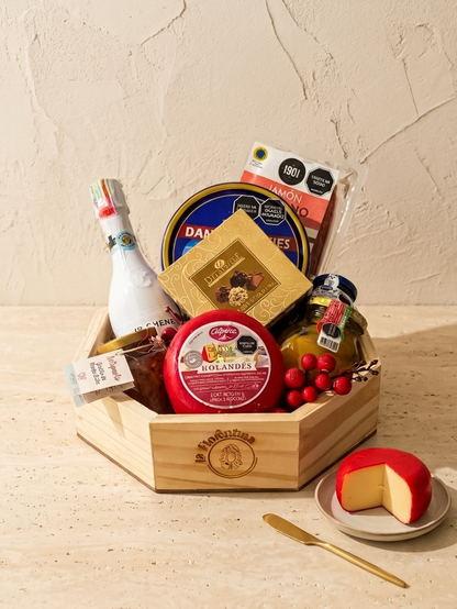 Ancheta Dulce Antojo: base octagonal de madera sobre fondo claro, con JP Chenet, galletas danesas y queso holandés