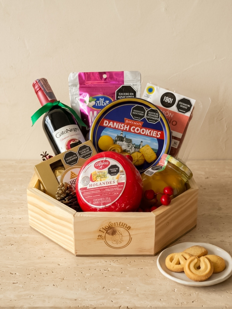Ancheta Dulce Tentación: bandeja octagonal de madera con vino Gato Negro, jamón serrano, queso holandés y frutos secos